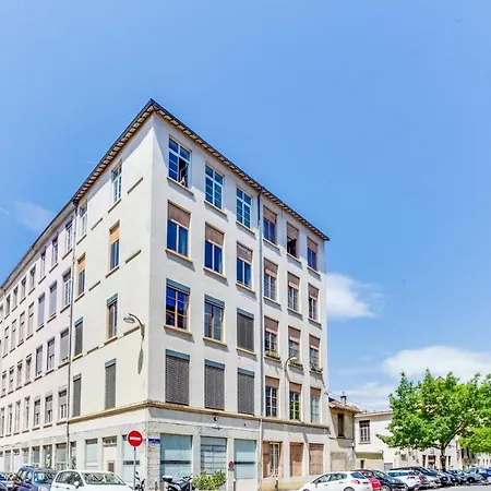Refurbish Two-bedrooms Flat Lyon