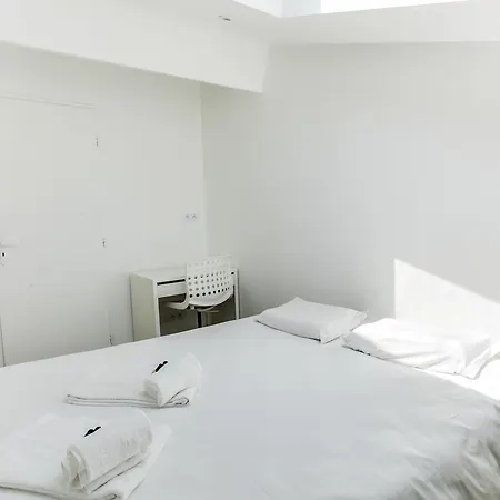 Refurbish Two-bedrooms Flat Apartment *