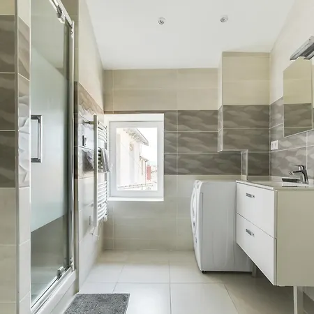 Refurbish Two-bedrooms Flat Apartment