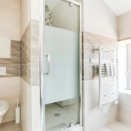 Refurbish Two-bedrooms Flat Apartment