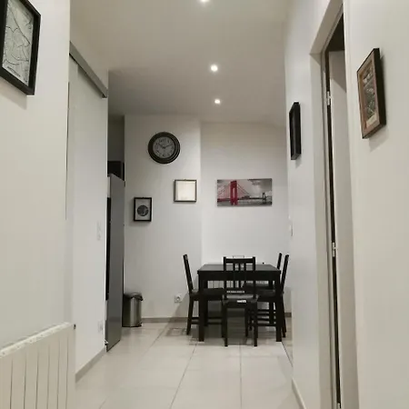 Refurbish Two-bedrooms Flat Apartment