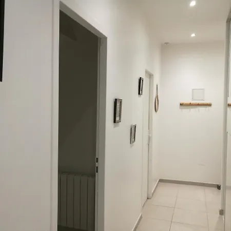 Refurbish Two-bedrooms Flat ליון